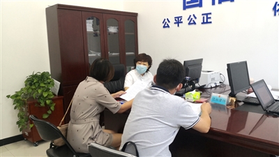 7月28日，银川市国信公证处调解员张莉（中）与当事人双方进行沟通，希望双方通过协商解决诉讼请求。