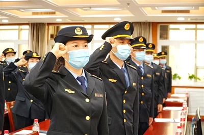 4月29日，我区举行综合行政执法制式服装和标志换发仪式，标志着宁夏行政执法人员统一着装工作全面完成。   （资料图片）