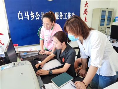 中宁县法院鸣沙法庭法官到白马乡人民调解委员会，指导人民调解员熟练使用人民法院调解平台，参与诉前矛盾纠纷化解。   （资料图片）