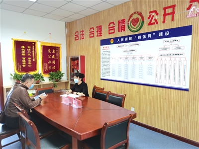 近日,银川市兴庆区司法局解放西街司法所专职人民调解员接待来访群众,详细记录其调解诉求,帮助群众排忧解难。