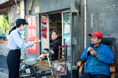 银川市公安局兴庆区分局民警向群众宣传防范电信网络诈骗知识。  （资料图片）